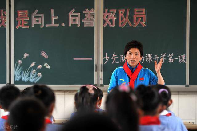 海报以黑红配色古典画布形式呈现，血红色灯笼映照神秘古宅，黑云迷雾之下故事人物藏于各处行迹成谜，看似平静之中暗流涌动，整体中式古典惊悚氛围感十足，充满想象空间